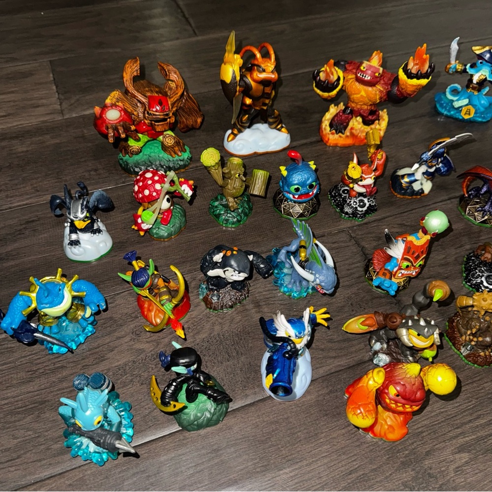LOT OF SKYLANDERS Colorful Fantasy Creature Toy Set - Picture 2 of 8
